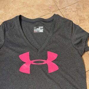 Vintage short sleeve Under Armour tee with pink logo